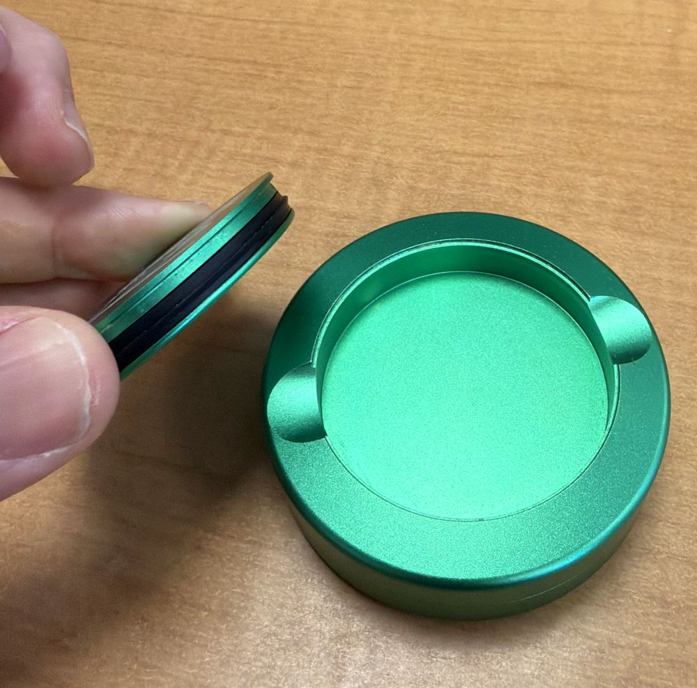 Close view of the empty tray with the O-ring sealed lid held beside it.